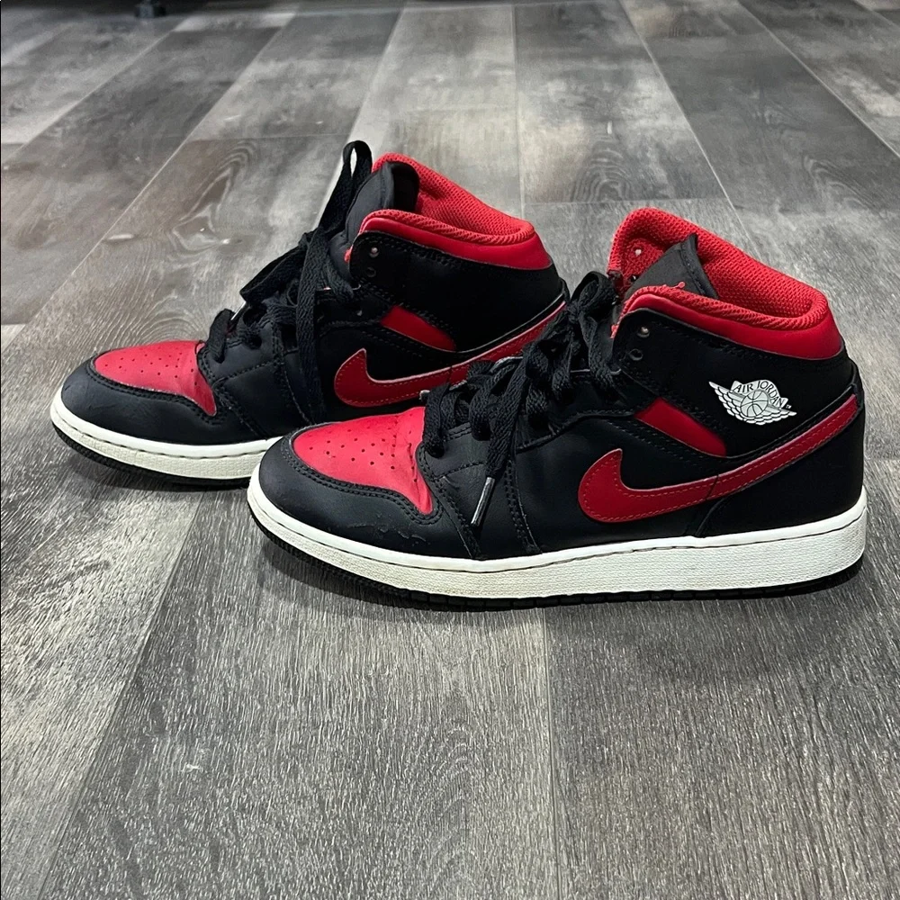 Jordan Kids Black and Red Mid-Top Sneakers GS size 6y (women’s 7)